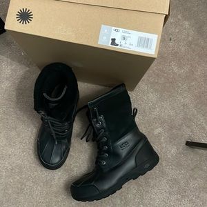 Ugg Butte ii Size 5 youth 6.5-7 Women Black Waterproof EUC with Box